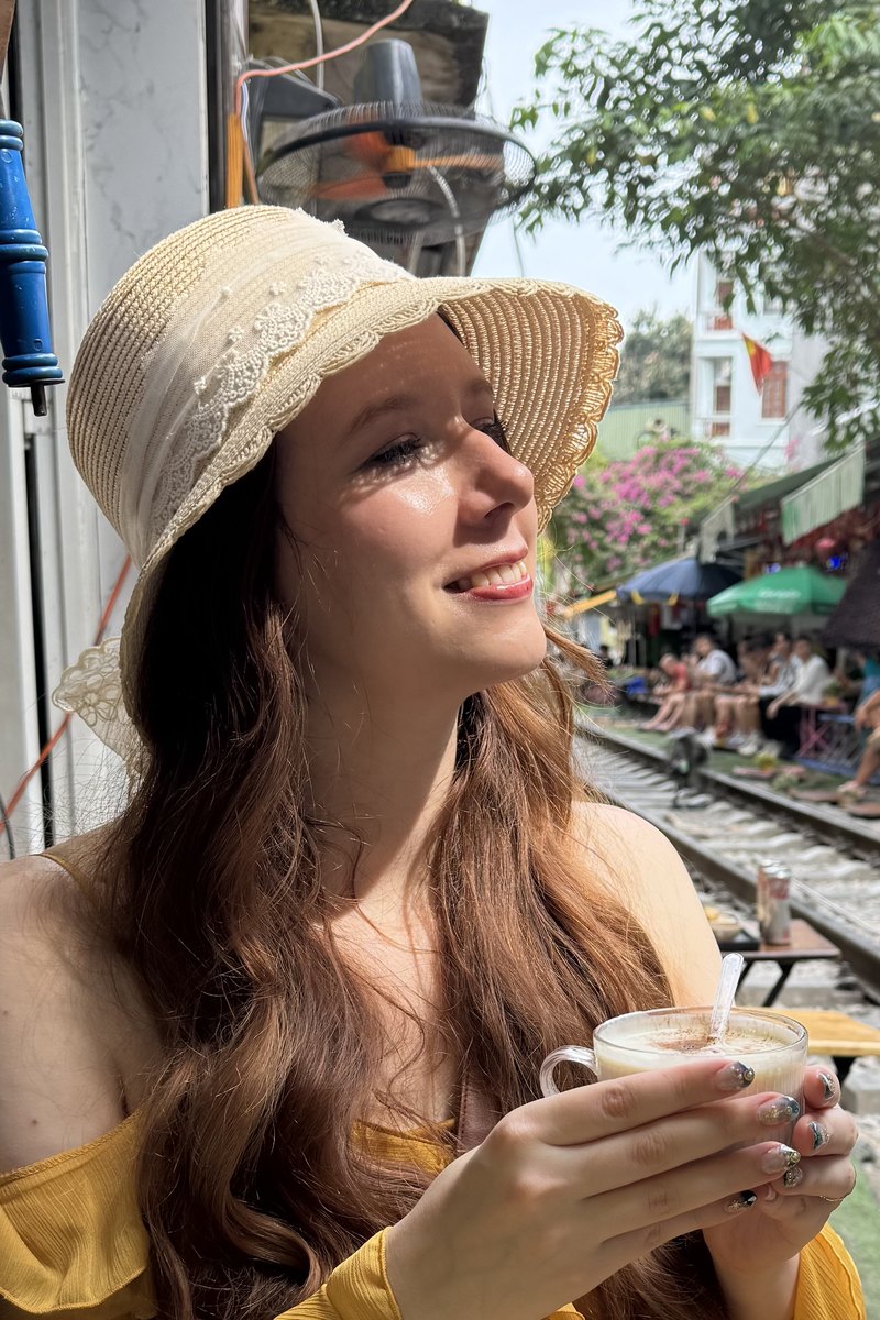 The site's author working from a cafe